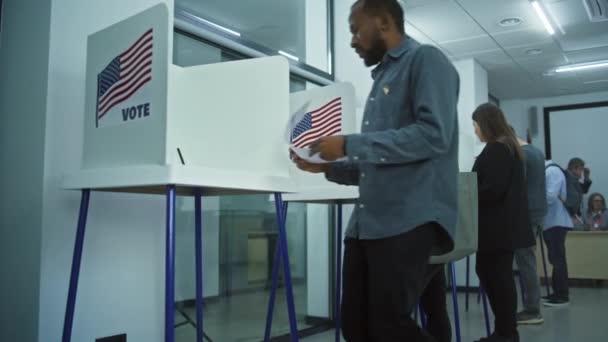 不同的公民来到投票站办公室的投票站投票 美国的全国选举日 美国总统候选人的政治竞争 公民义务概念 慢动作Dolly Shot — 图库视频影像