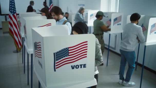 Άραβα Χιτζάμπ Ψηφίζει Στο Εκλογικό Κέντρο Εθνική Ημέρα Εκλογών Στις — Αρχείο Βίντεο