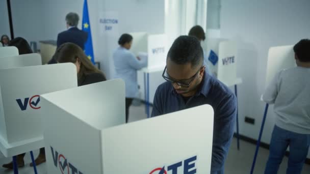 Wysoki Kąt Wieloetnicznych Obywateli Europy Głosujących Lokalu Wyborczym Podczas Wyborów — Wideo stockowe