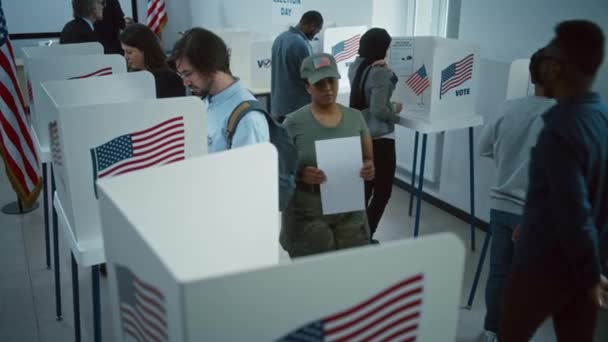 Γυναίκα Αμερικανός Στρατιώτης Έρχεται Ψηφίσει Στο Περίπτερο Στο Γραφείο Του — Αρχείο Βίντεο
