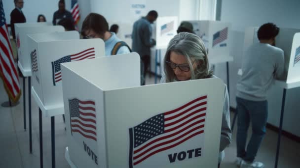 Idős Szavazóhelyiségben Bokszban Szavaz Országos Választási Nap Egyesült Államokban Amerikai — Stock videók