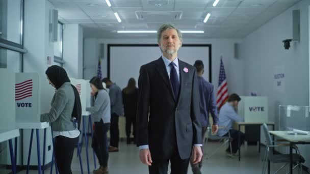 Портрет Дорослої Людини Виборця Виборів Сполучених Штатів Америки Бізнесмен Стоїть — стокове відео