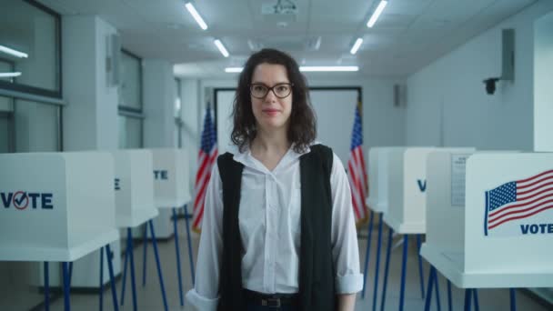 美国女性选民或投票官员在非公开场合发言 要求投票 美国的全国选举日 投票站后台的投票亭 公民义务和爱国主义 — 图库视频影像