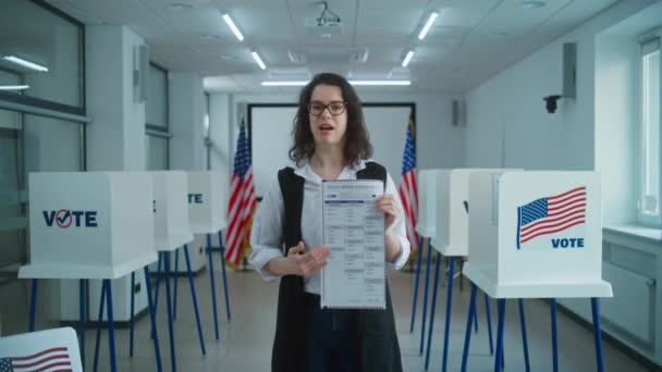 Mujer Votante Oficial Votación Estadounidense Habla Cámara Muestra Papeleta Papel — Vídeos de Stock