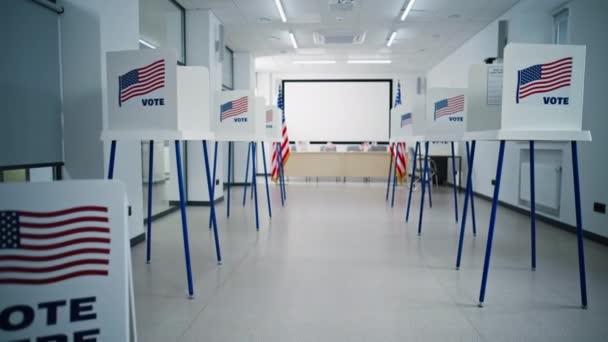 在明亮的投票站办公室里设有印有美国国旗标志的投票站 美利坚合众国的全国选举日 美国总统候选人的政治竞争 民主的概念 — 图库视频影像