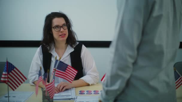 Mujer Oficial Votación Sienta Mesa Registro Centro Votación Habla Con — Vídeos de Stock