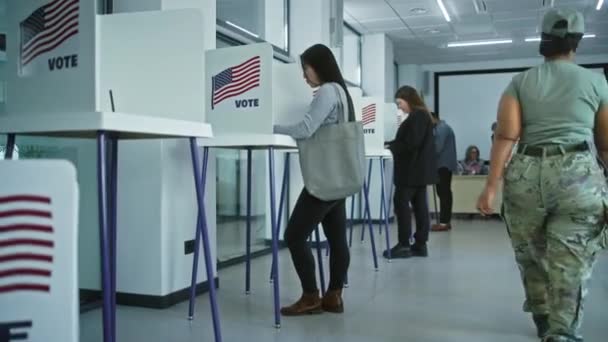 Dolly Felvette Különböző Amerikai Állampolgárokat Akik Szavazóhelyiségben Szavaztak Országos Választási — Stock videók
