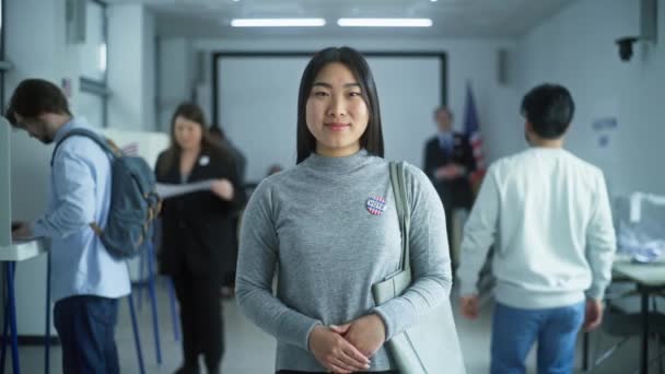 아시아 여성의 초상화 유권자 배지를 여자는 스테이션에 카메라를 부스와 — 비디오