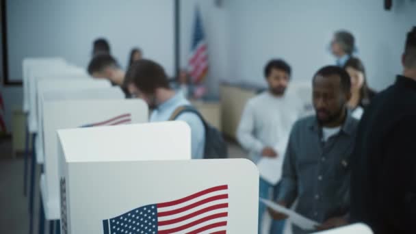 Különböző Amerikai Állampolgárok Szavaznak Fülkékben Szavazóhelyiségben Országos Választási Nap Egyesült — Stock videók