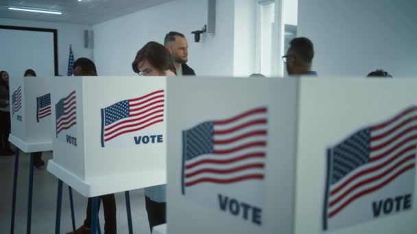男性市民は投票所のブースで投票に来る アメリカ合衆国の国民選挙の日 アメリカ合衆国大統領候補の政治的競争 市民の義務と愛国心の概念 ドリー ショット — ストック動画