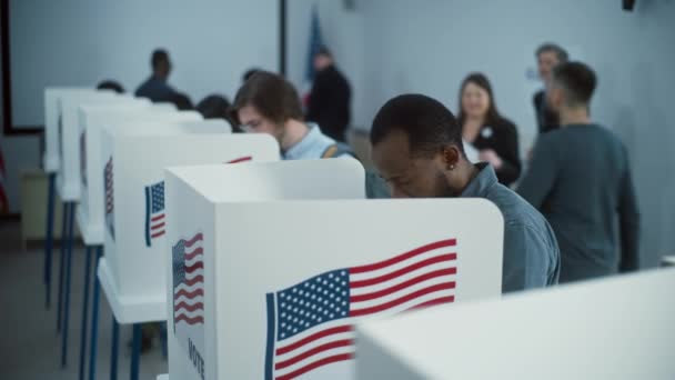 Гражданин Афроамериканцев Приходит Голосовать Кабинке Избирательном Участке Национальный День Выборов — стоковое видео