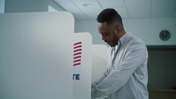 Afro Amerikaanse Man Vult Papieren Stembiljet Stemhokje Dan Glimlacht Kijkt — Stockvideo
