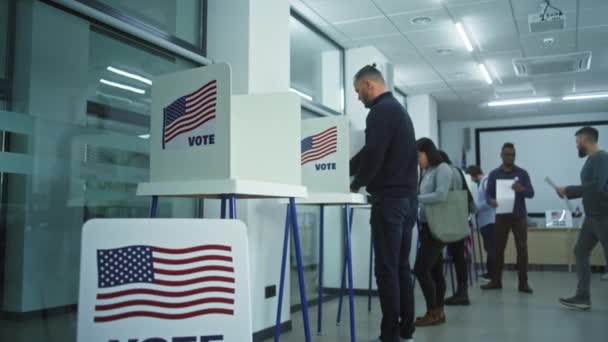 Λευκός Άνδρας Έρχεται Ψηφίσει Περίπτερο Στο Γραφείο Του Εκλογικού Τμήματος — Αρχείο Βίντεο
