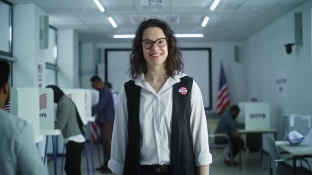 Žena Odznakem Stojí Volební Místnosti Pózuje Usmívá Dívá Kamery Portrét — Stock video