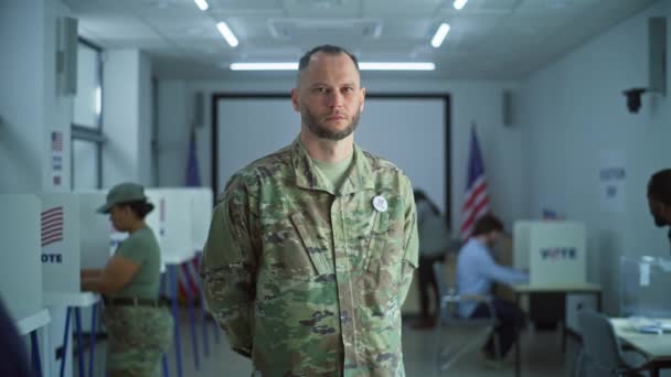 군인의 초상화 유권자 유니폼을 남자는 투표소에 카메라를 봅니다 부스와 — 비디오