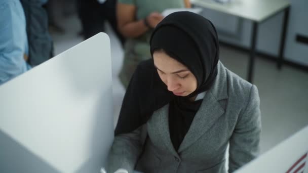 Mujer Musulmana Hiyab Vota Cabina Oficina Votación Moderna Día Nacional — Vídeo de stock