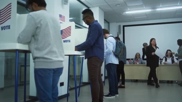 Mnohonárodnostní Američtí Občané Hlasují Kancelářích Volebních Místností Národní Den Voleb — Stock video