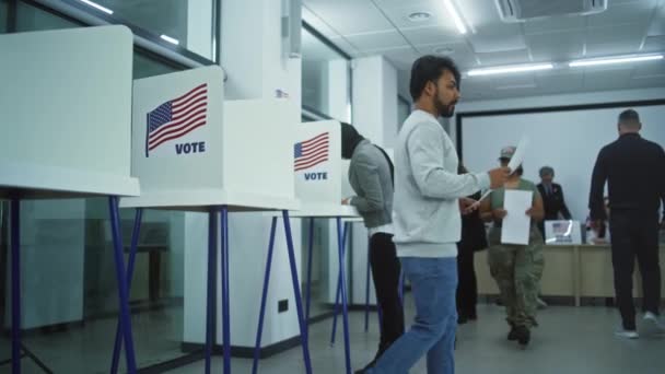 不同的美国公民在投票站的投票站投票 美国的全国选举日 美国总统候选人的政治竞争 公民义务概念 慢动作Dolly Shot — 图库视频影像