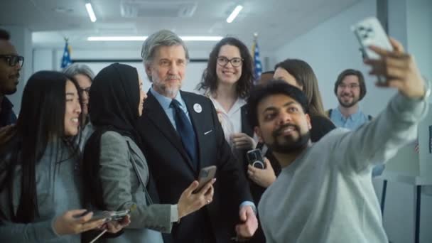 행복한 다민족 시민은 성숙한 대통령 후보와 셀카를 찍는다 투표소에서 정치인과 — 비디오