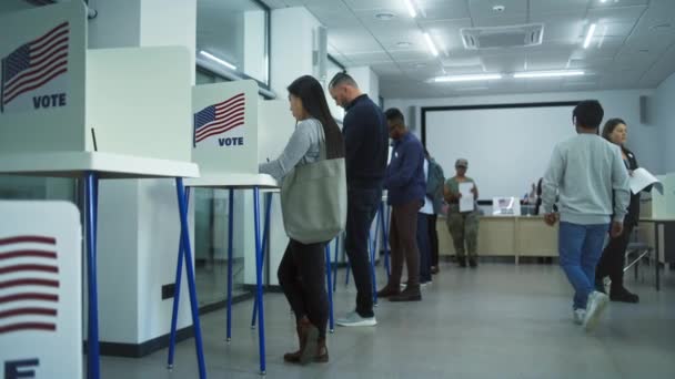 Різні Американські Громадяни Голосують Кабінеті Виборчої Дільниці Національний День Виборів — стокове відео