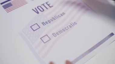 Afro-Amerikalı oy kullanma merkezinde Demokrat Parti 'ye oy veriyor. Oy verme kabininde oy pusulasını dolduran anonim Amerikan vatandaşlarını kapatın. Birleşik Devletler 'de Ulusal Seçim Günü. Yurttaşlık görevi.