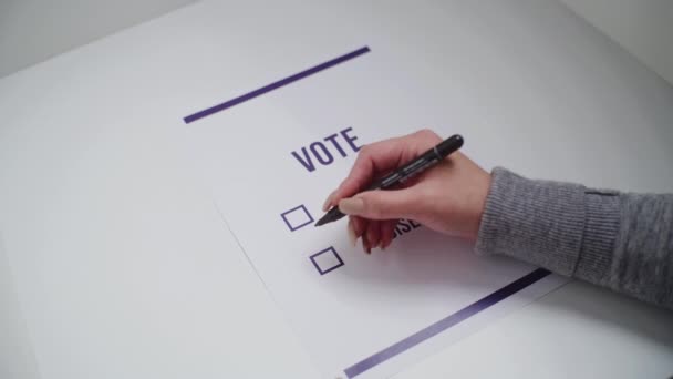 Κλείσιμο Των Γυναικών Ψηφοφόρων Που Επιλέγουν Και Ψηφίζουν Υποψήφιο Πολιτικό — Αρχείο Βίντεο