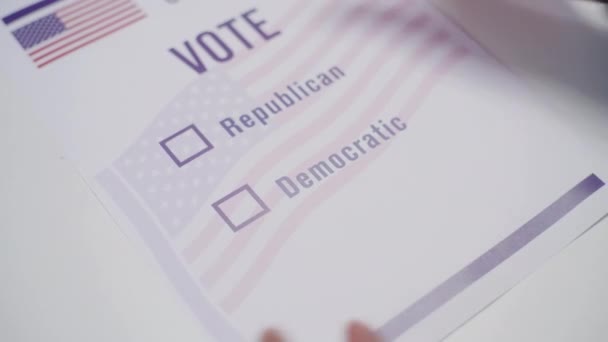 Αφροαμερικάνος Ψηφίζει Δημοκρατικό Κόμμα Στο Εκλογικό Τμήμα Κοντινό Πλάνο Του — Αρχείο Βίντεο