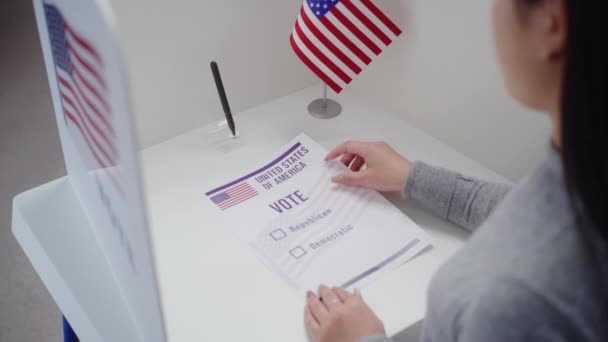 Aziatische Vrouw Komt Naar Stemhokje Stembureau Vult Papieren Stembiljet Stemmen — Stockvideo