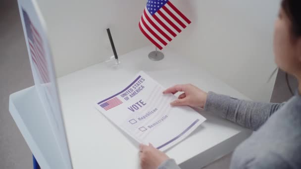 Ασιάτισσα Ψηφοφόρος Έρχεται Στο Εκλογικό Περίπτερο Στο Εκλογικό Τμήμα Κάνει — Αρχείο Βίντεο