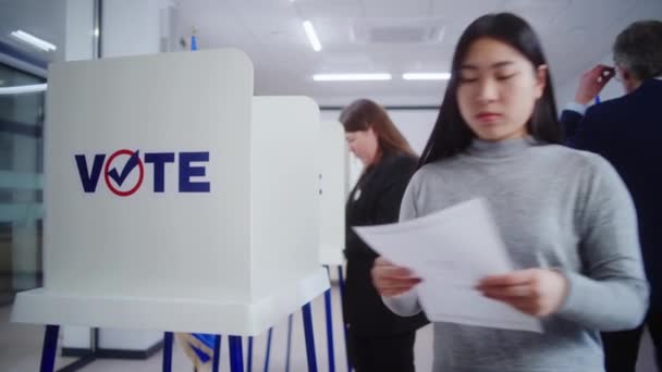 在欧盟选举中 多族裔欧洲人在投票站投票的多利镜头 非裔美国人来到投票站 填写选票 欧洲联盟的选举日 公民义务概念 — 图库视频影像