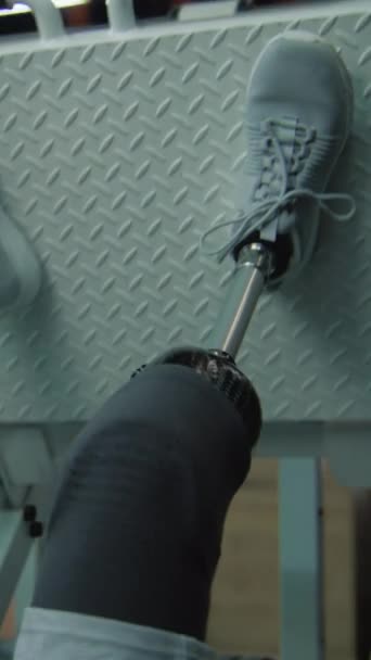 Modern Spor Salonunda Protez Bacaklı Sporcunun Bacak Pres Makinesinde Dikey — Stok video