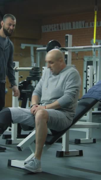 Modern Spor Salonunda Halterli Protez Bacak Egzersizleri Kişisel Fitness Koçu — Stok video