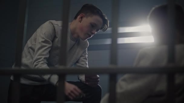 Biały Nastoletni Więzień Gra Karty Innymi Więźniami Młodzi Przestępcy Siedzą — Wideo stockowe