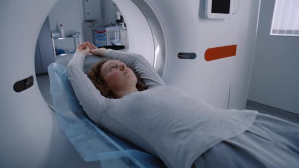 女性はMriまたはCtスキャン手順を受け 機械内部のベッドに横たわります 女性患者の脳と体をスキャンするVfxアニメーション Aiとの現代医学の実験室の高度の拡張現実装置 — ストック動画