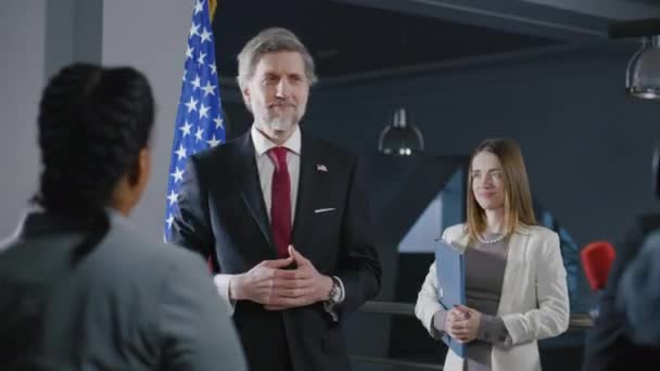 Positiva Amerikanska Politiker Gester Och Poserar För Kameror Efter Politiska — Stockvideo
