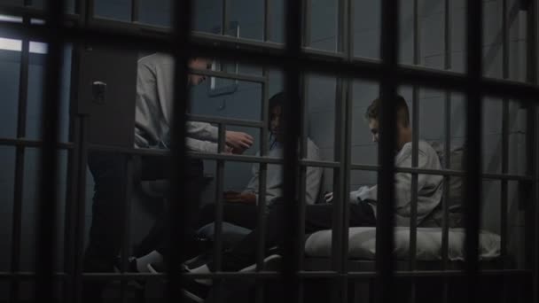 Wielokulturowi Młodzi Przestępcy Grają Karty Więziennej Celi Nastoletni Więźniowie Odsiadują — Wideo stockowe