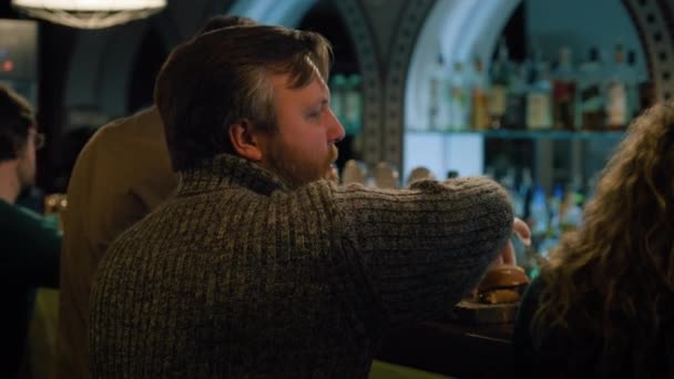 Kafkasyalı Bir Adam Şık Kalabalık Bir Barda Bar Tezgahında Otururken — Stok video