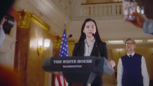 Kadın Cumhuriyetçi Politikacı Basın Sorularını Yanıtlıyor Beyaz Saray Bir Son — Stok video