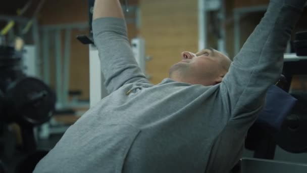 Exercices Homme Actif Athlétique Avec Haltère Vide Dans Centre Fitness — Video