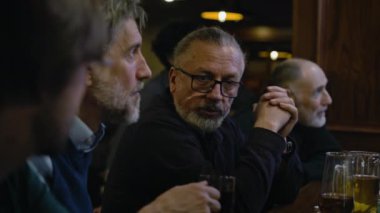 Erkek arkadaşlar futbol maçı izler, bira içer ve geceleri barda ya da spor barında oturup maç tartışırlar. Bir grup olgun sporsever, dünya liginde oynayan favori futbol takımını destekliyor..