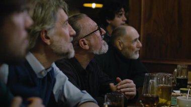 Dünya Ligi turnuvasında oynayan bir grup erkek arkadaş futbol takımı için tezahürat yapıyor. Mutlu sporseverler alkışlıyor, bağırıyor ve bira içiyor. Futbol maçını izliyorlar. Geceleri barda ya da spor barında canlı yayın yapıyorlar..