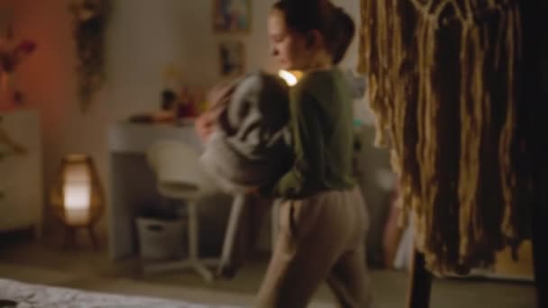 Młoda Szczęśliwa Dziewczyna Próbuje Nowych Ubrań Jej Przytulnej Sypialni Patrząc — Wideo stockowe