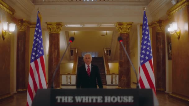 米国大統領がトリビューンに来て サミット後に刺激的な政治スピーチを始める 上級大臣はホワイトハウスでの記者会見でメディアに語った 背景にあるアメリカの国旗 — ストック動画
