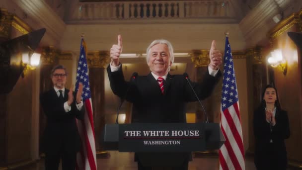 Новий Президент Сша Посміхається Показує Великі Пальці Під Час Прес — стокове відео