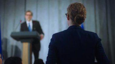 Medyanın kadın temsilcisi ayağa kalkar ve politikacılara sorular sorar. AB konsolosu basın toplantısında performans sergiliyor, kampanya konuşması yapıyor ve gazetecilere röportaj veriyor. Seçim günü..