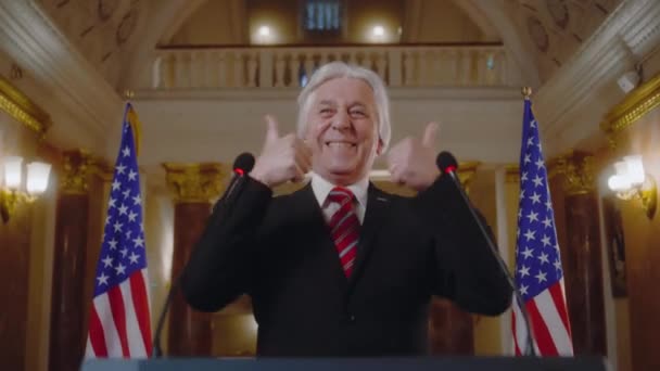 Vrolijke Senior Politicus Poseert Camera Voor Media Televisie Nieuwe President — Stockvideo