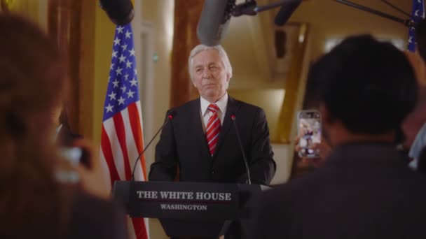 Präsident Beantwortet Pressefragen Und Gibt Interview Für Fernsehnachrichten Weißen Haus — Stockvideo
