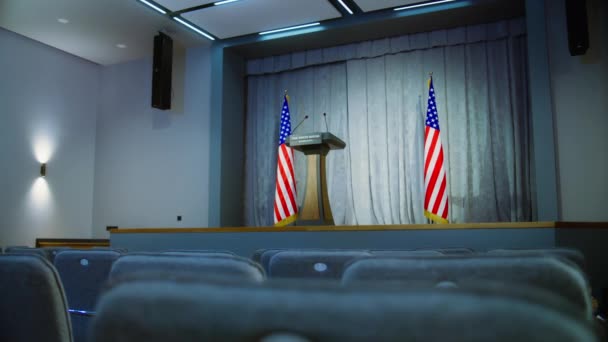 美国总统候选人在白宫发表政治演说的论坛报 有座位和美国国旗的新闻发布室 舞台上装有麦克风的会议辩论讲台 — 图库视频影像