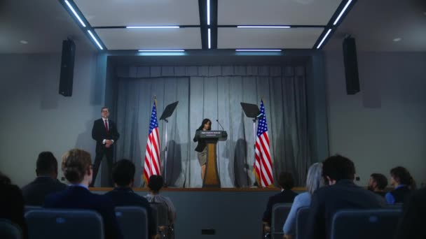 Calon Presiden Amerika Serikat Datang Tribun Dan Mulai Tampil Menjawab — Stok Video