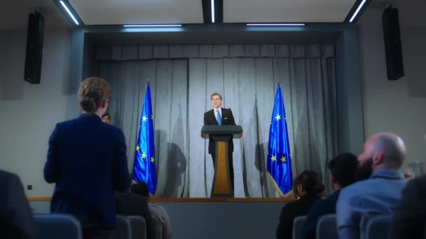 自信的政治家会发表声明 回答媒体的问题 并接受采访 在新闻发布会上的表演中 欧洲联盟的成熟代表 背靠欧盟旗帜 — 图库视频影像